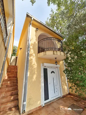 Haus mit Panoramablick und Swimmingpool